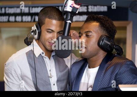 Marvin Humes et Ortaise Williams de JLS en avion tout en co-organisant un spectacle sur Capital FM, aux studios de radio Global dans le centre de Londres. Banque D'Images