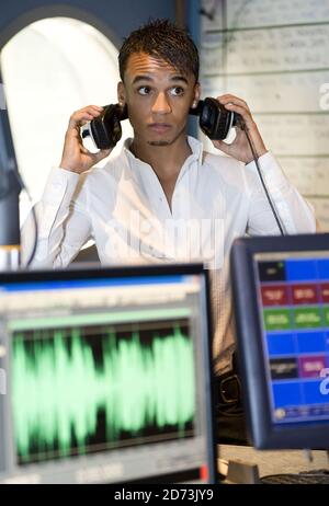 Aston Merrygold de JLS en avion tout en co-accueillant un spectacle sur Capital FM, dans les studios Global radio du centre de Londres. Banque D'Images