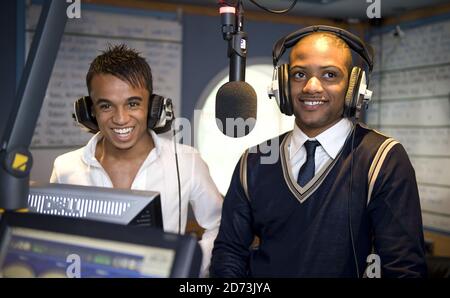 Aston Merrygold et Jonathan Gill de JLS en direct, tout en co-organisant un spectacle sur Capital FM, dans les studios Global radio du centre de Londres. Banque D'Images