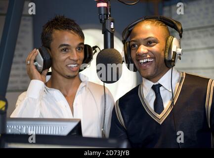 Aston Merrygold et Jonathan Gill de JLS en direct, tout en co-organisant un spectacle sur Capital FM, dans les studios Global radio du centre de Londres. Banque D'Images