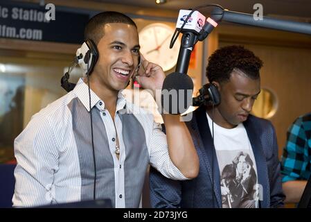 Marvin Humes et Ortaise Williams de JLS en avion tout en co-organisant un spectacle sur Capital FM, aux studios de radio Global dans le centre de Londres. Banque D'Images