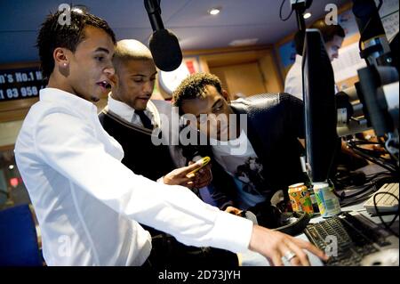 JLS à l'antenne tout en co-accueillant un spectacle sur Capital FM, dans les studios Global radio du centre de Londres. Banque D'Images