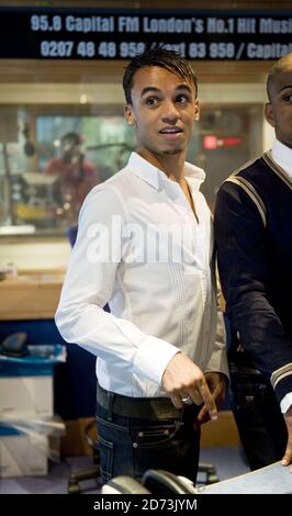 Aston Merrygold de JLS en avion tout en co-accueillant un spectacle sur Capital FM, dans les studios Global radio du centre de Londres. Banque D'Images