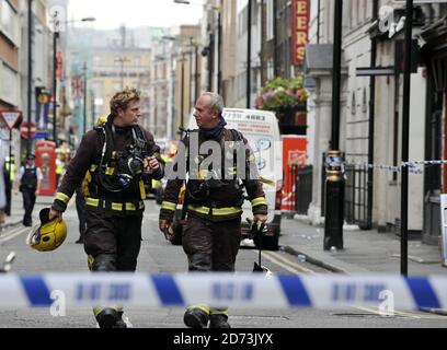 Les pompiers s'attaquent à un feu dans Dean Street, dans le quartier de Soho, dans le centre de Londres Banque D'Images