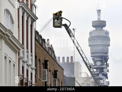 Les pompiers s'attaquent à un feu dans Dean Street, dans le quartier de Soho, dans le centre de Londres Banque D'Images