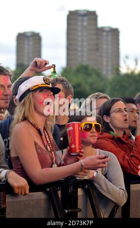 Vue générale de la foule au festival Lovebox Weekender, à Victoria Park, dans l'est de Londres. Banque D'Images