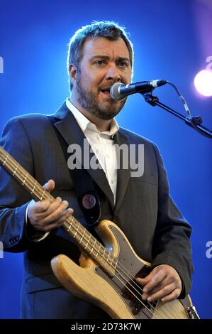 Jimi Goodwin de Doves vit sur scène au festival Lovebox Weekender, à Victoria Park, dans l'est de Londres. Banque D'Images