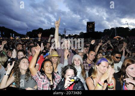 Vue générale de la foule au festival Lovebox Weekender, à Victoria Park, dans l'est de Londres. Banque D'Images