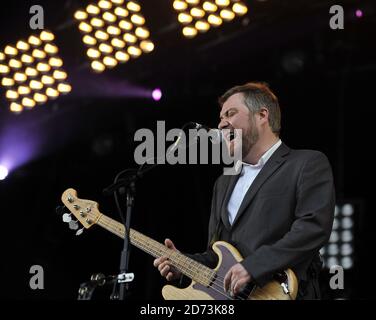 Jimi Goodwin de Doves vit sur scène au festival Lovebox Weekender, à Victoria Park, dans l'est de Londres. Banque D'Images