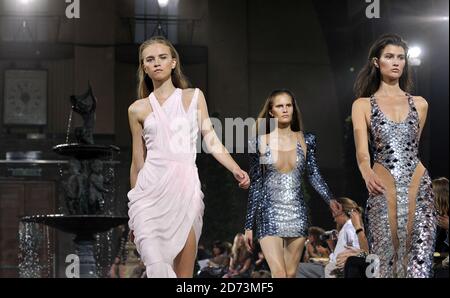 Modèles sur la passerelle du spectacle de mode Julien Macdonald Pendant la semaine de la mode de Londres Banque D'Images