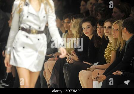 Daisy Lowe, Liv Tyler, Emma Watson, Gwyneth Paltrow et Mario Testino participant au salon de mode Burberry, qui s'est tenu au Chelsea College of Art and Design dans le centre de Londres dans le cadre de la London Fashion week. Banque D'Images