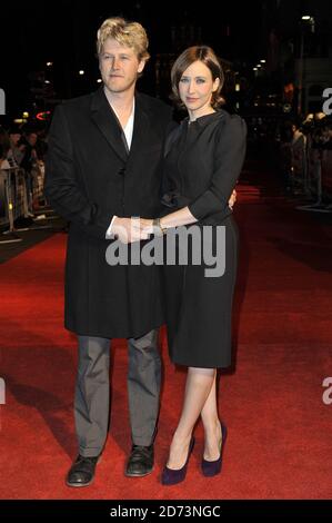 Vera Farmiga et son mari Renn Hawkey arrivent à la première de Up in the Air, dans le cadre du 53e Festival du film de Londres BFI, qui s'est tenu au cinéma vue à Leicester Square. Banque D'Images