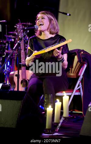 Cerys Matthews joue en direct sur scène à la chapelle Union À Londres Banque D'Images