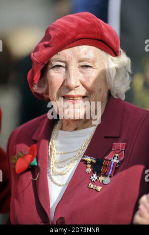 Dame Vera Lynn lance l'appel du coquelicot de la Légion royale britannique 2009 au Horesguards Parade dans le centre de Londres. Banque D'Images