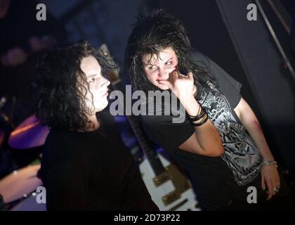 Jack White et Alison Mosshart of the Dead Weather se produit Vivez à Shoreditch Church dans l'est de Londres Banque D'Images