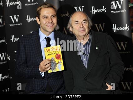 David Walliams (l) et Quentin Blake posent pour des photographies avant de signer des copies de leur livre M. Slink, à Waterstone's à Harrods, à l'ouest de Londres. Banque D'Images