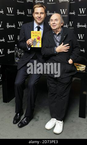 David Walliams (l) et Quentin Blake posent pour des photographies avant de signer des copies de leur livre M. Slink, à Waterstone's à Harrods, à l'ouest de Londres. Banque D'Images