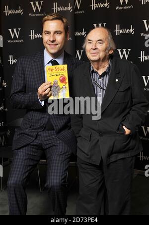 David Walliams (l) et Quentin Blake posent pour des photographies avant de signer des copies de leur livre M. Slink, à Waterstone's à Harrods, à l'ouest de Londres. Banque D'Images