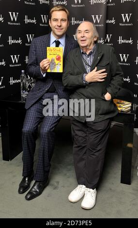 David Walliams (l) et Quentin Blake posent pour des photographies avant de signer des copies de leur livre M. Slink, à Waterstone's à Harrods, à l'ouest de Londres. Banque D'Images