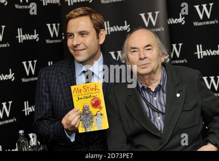 David Walliams (l) et Quentin Blake posent pour des photographies avant de signer des copies de leur livre M. Slink, à Waterstone's à Harrods, à l'ouest de Londres. Banque D'Images