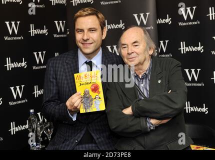 David Walliams (l) et Quentin Blake posent pour des photographies avant de signer des copies de leur livre M. Slink, à Waterstone's à Harrods, à l'ouest de Londres. Banque D'Images