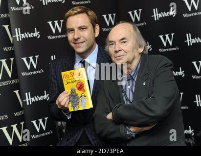 David Walliams (l) et Quentin Blake posent pour des photographies avant de signer des copies de leur livre M. Slink, à Waterstone's à Harrods, à l'ouest de Londres. Banque D'Images