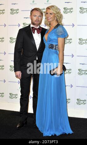 Ronan Keating et sa femme Yvonne Keating arrivent aux Emeralds Et Ivy ball dans l'aide de cancer Research UK tenu À Battersea Evolution dans le sud de Londres Banque D'Images