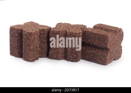 Une photo de studio de cubes de bouillon de bœuf coupée contre un Fond blanc - John Gollop Banque D'Images