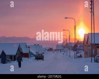 Coucher de soleil sur icefjord et la ville. Ville d'Ilulissat sur les rives de la baie de Disko dans l'ouest du Groenland, centre touristique, administratif et économique. L'icefjor Banque D'Images