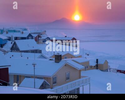 Coucher de soleil sur icefjord et la ville. Ville d'Ilulissat sur les rives de la baie de Disko dans l'ouest du Groenland, centre touristique, administratif et économique. L'icefjor Banque D'Images