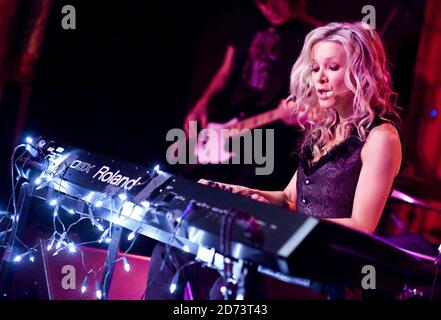 Danielle Spencer se produit en direct dans une vitrine de son dernier album, à la boîte de nuit de Madame JoJo, dans le centre de Londres. Banque D'Images