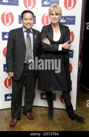 Joanna Lumley et Gurka Dhan Gurung, lauréate de l'année 2010, assistent aux prix Oldie de l'année, au Simpson's in the Strand, dans le centre de Londres. Banque D'Images