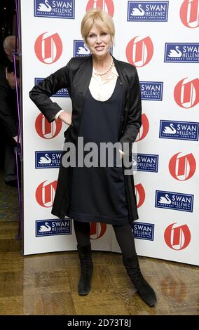 Joanna Lumley, lauréate de l'année 2010 du prix Oldie de l'année, au Simpson's in the Strand, dans le centre de Londres. Banque D'Images