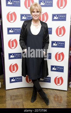 Joanna Lumley, lauréate de l'année 2010 du prix Oldie de l'année, au Simpson's in the Strand, dans le centre de Londres. Banque D'Images