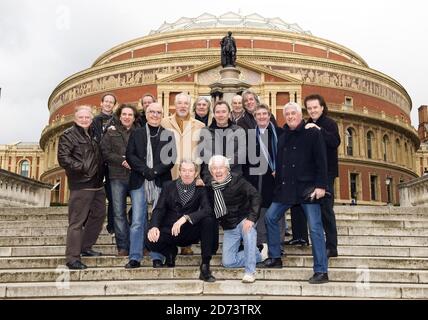 Les membres des groupes qui se produisent au Solid 60s Silver Show posent pour des photographies devant le Royal Albert Hall dans le centre de Londres, pour lancer le spectacle spécial du 25e anniversaire. (l-r) Eddie Wheeler (Vanity Fare), Steve Oakman (Vanity Fare), Bernie Hagley (Vanity Fare), Mark Dean Ellen (Vanity Fare), Brian Poole, (Troggs) Peter Sarstedt, Pete Lucas (Troggs), Reg Presley (Troggs), Chris Britton (Troggs) Dave Magggs (Blue Swinging Jeans), Alan Magggs (Blue Swinging Blue, Ray Pings) Avant : Dave Berry, Mike Pender. Banque D'Images