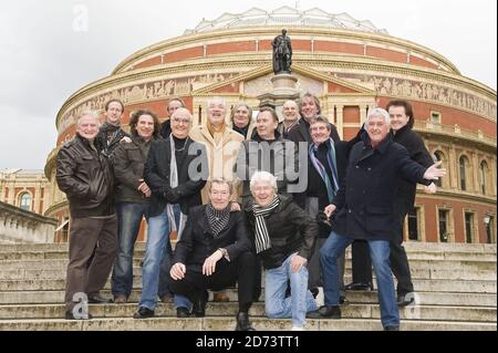 Les membres des groupes qui se produisent au Solid 60s Silver Show posent pour des photographies devant le Royal Albert Hall dans le centre de Londres, pour lancer le spectacle spécial du 25e anniversaire. (l-r) Eddie Wheeler (Vanity Fare), Steve Oakman (Vanity Fare), Bernie Hagley (Vanity Fare), Mark Dean Ellen (Vanity Fare), Brian Poole, Peter Sarstedt, Pete Lucas (Troggs), Reg Presley (Troggs), Chris Britton (Troggs) Dave Maggs (Troggs), Lovete Lucas (Blue Swinging Jeans), Alan Ray Swinging Blue Jeans, (Blue Swing Blue, (Blue Ray Swing Blue Swell) Dave Berry, Mike Pender. Banque D'Images