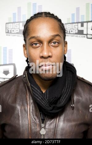 Lemar pose pour des photographies après avoir été interviewé sur le Big Top 40 Show, aux studios de radio globale dans le centre de Londres. Banque D'Images