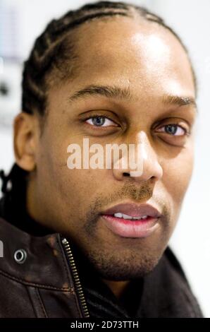 Lemar pose pour des photographies après avoir été interviewé sur le Big Top 40 Show, aux studios de radio globale dans le centre de Londres. Banque D'Images