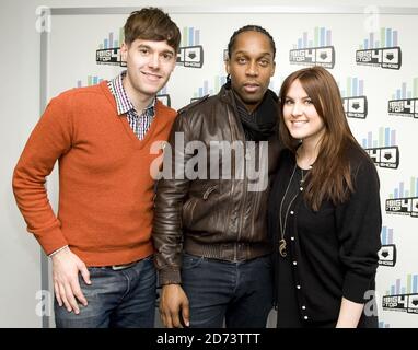 Lemar pose pour des photographies avec les présentateurs Rich Clarke et Kat Shoob, après avoir été interviewé sur le Big Top 40 Show, aux studios de radio globale dans le centre de Londres. Banque D'Images