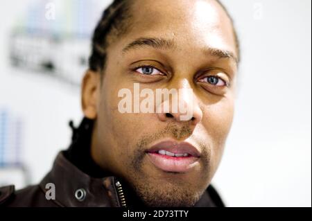 Lemar pose pour des photographies après avoir été interviewé sur le Big Top 40 Show, aux studios de radio globale dans le centre de Londres. Banque D'Images