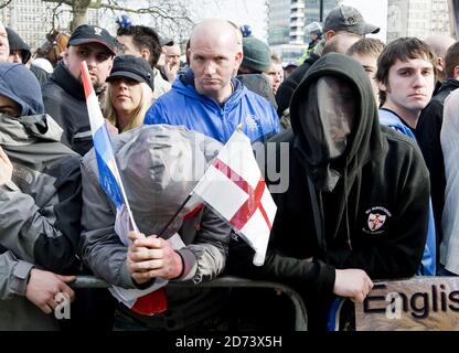 Les membres de la Ligue de défense anglaise marchaient sur Westminster pour soutenir la visite au Royaume-Uni du député hollandais anti-islamiste Geert Wilders. Banque D'Images