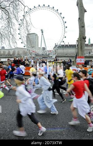 Les coureurs prennent part à Sainsbury's Sport relief Mile, sur le Victoria Embankment, dans le centre de Londres. Banque D'Images