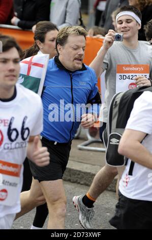 Eddie Izzard photographié pendant le Sainsbury's Sport relief Mile, sur le Victoria Embankment, dans le centre de Londres. Banque D'Images