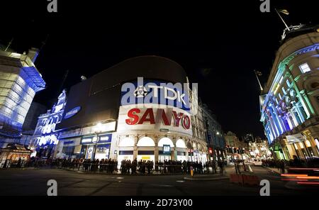 Piccadilly Circus, Londres, vu dans l'obscurité alors que les lumières ont été éteindra pour marquer l'heure de la Terre du WWF. Banque D'Images