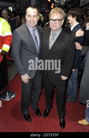 Elton John et David Frenfournir arrivent à la représentation du 5e anniversaire de Billy Elliot The musical, au théâtre du Victoria Palace dans le centre de Londres. Banque D'Images