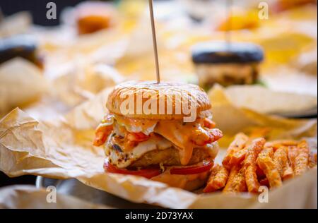 Hamburger Delicous avec côtelettes de viande de bœuf servi sur plaque restaurant de restauration rapide. énorme double hamburger avec frites Banque D'Images