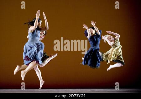 Les danseurs du Mark Morris Dance Group interprètent l'Allegro, il Penseroso ed il Moderato au théâtre du Coliseum, dans le centre de Londres. Banque D'Images