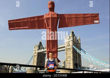 George Bingham, coureur de marathon, pose pour des photos avant le marathon de Londres dimanche. Il sera en train de courir le cours portant un costume d'Ange du Nord, ce qui va battre le record du monde pour le plus grand costume porté courir un marathon. Banque D'Images