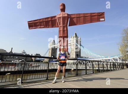 George Bingham, coureur de marathon, pose pour des photos avant le marathon de Londres dimanche. Il sera en train de courir le cours portant un costume d'Ange du Nord, ce qui va battre le record du monde pour le plus grand costume porté courir un marathon. Banque D'Images