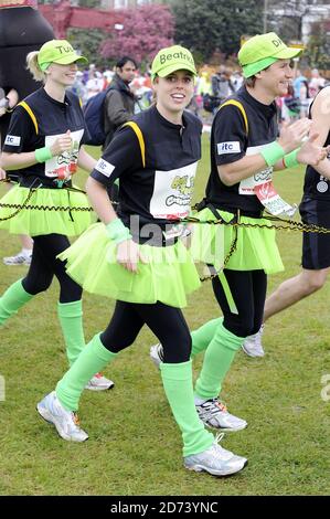 La princesse Beatrice de York et Dave Clark sont vus au début du marathon de Londres 2010, avec leur « équipe Caterpillar » à Blackheath, dans le sud de Londres. Banque D'Images